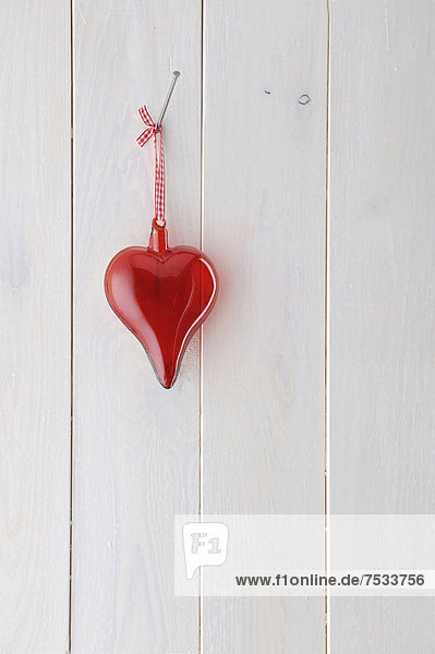 Holzwand Glas hängen weiß rot herzförmig Herz