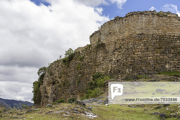 Mauern der Festung Kuelap bei Tingo  Chachapoyas  Amazonas  Peru  Südamerika