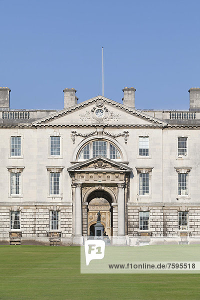 Gibbs Gebäude mit der Statue von Henry IV von Torbogen hinten eingerahmt  King's College  Cambridge  England  Großbritannien  Europa
