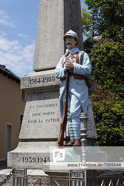 Kriegerdenkmal im Dorf Serverette Truyere Tal GÈvaudan Margeride LozËre Languedoc Roussillon Frankreich Europa
