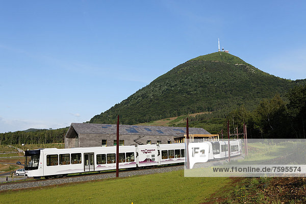 Panoramazug und Bahnhof mit Domes Parc Naturel RÈgional des Volcans d'Auvergne regionalen Naturparks der Auvergne Vulkane Auvergne Frankreich Europa
