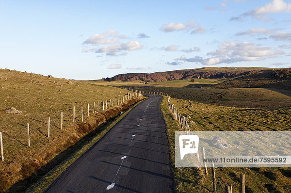 Straße nahe Nasbinals  Aubrac  LozËre  Languedoc-Roussillon  Frankreich  Europa