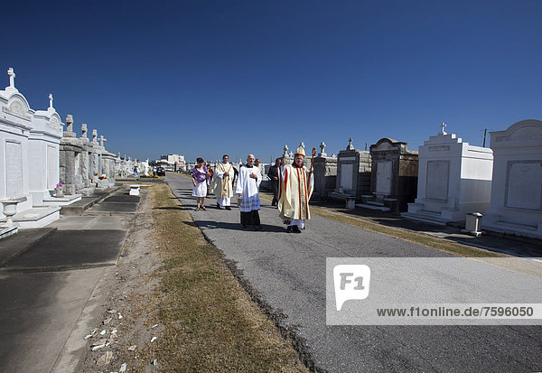 'Erzbischof Gregory Aymond führt die Prozession ''Blessing of the Graves'' auf dem St. Louis Nr. 3 Friedhof an Allerheiligen New Orleans Louisiana USA'
