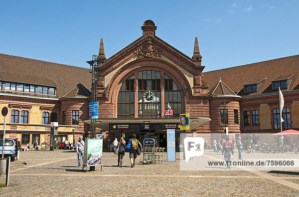 Theodor-Heuss-Platz und Eingang zum Haupbahnhof  Osnabrück  Niedersachsen  Deutschland  Europa  ÖffentlicherGrund