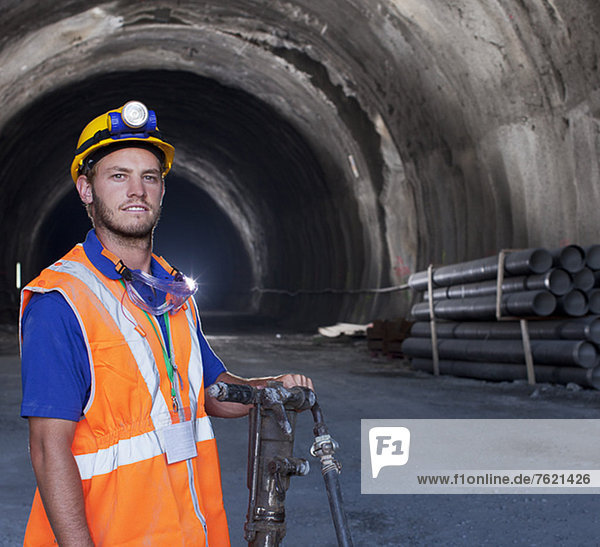 Arbeiter im Tunnel stehend