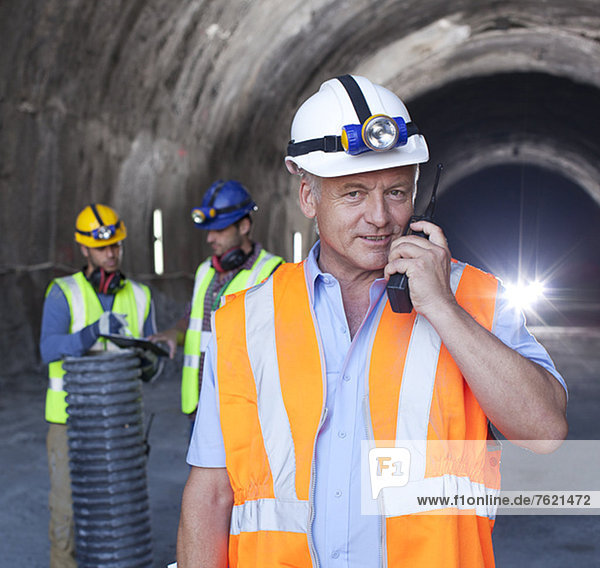 Geschäftsmann mit Walkie-Talkie im Tunnel