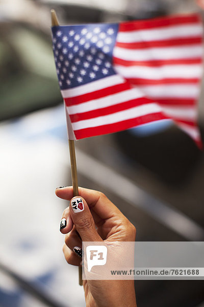 Frau mit neuartigen Nägeln mit amerikanischer Flagge