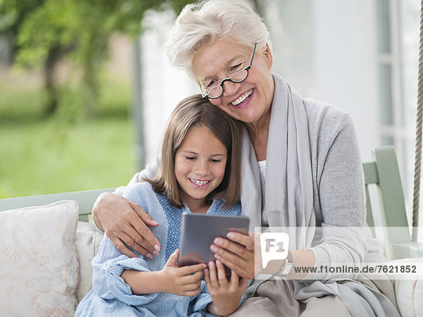 Frau und Enkelin mit digitalem Tablett