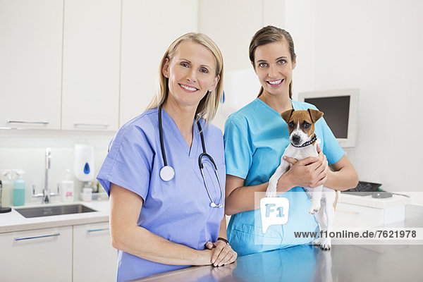Tierärzte mit Hund in der Tierarztpraxis