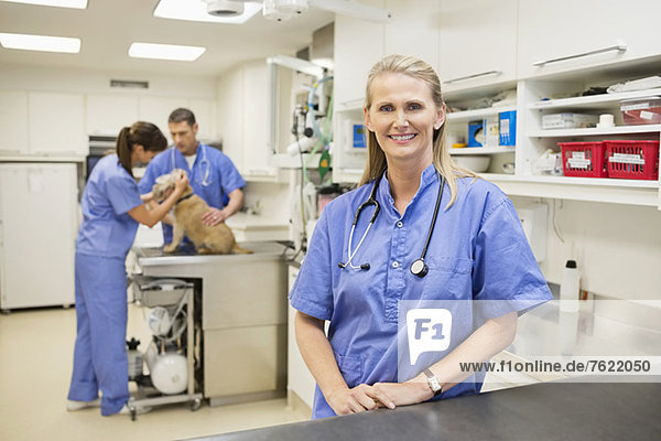 Lächelnder Tierarzt in der Tierarztpraxis