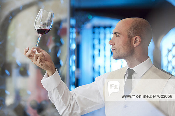 Kellner bei einem Glas Wein im Restaurant