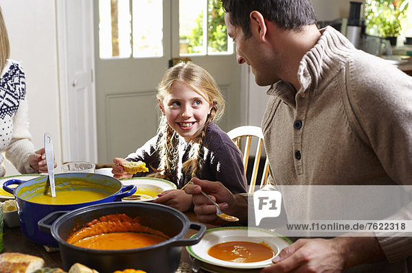 Vater und Tochter beim gemeinsamen Essen am Tisch