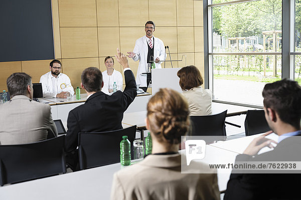 Ärzte halten Vorträge im Konferenzraum