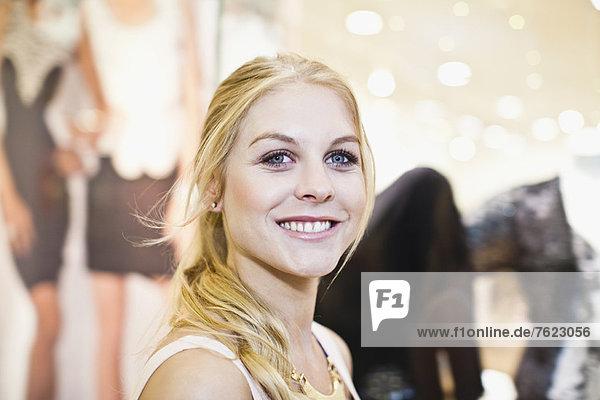 Lächelnde Frau beim Einkaufen im Einkaufszentrum