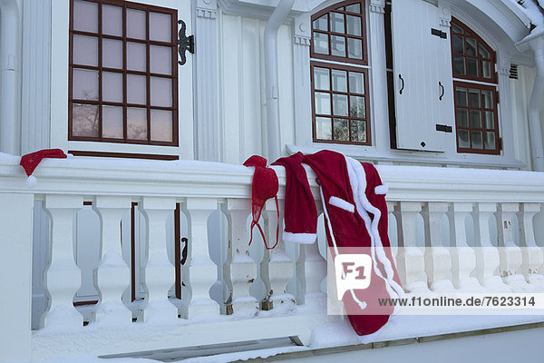 Weihnachtsmantel und Dessous auf dem Balkon