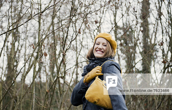 Lächelnde Frau beim Waldspaziergang