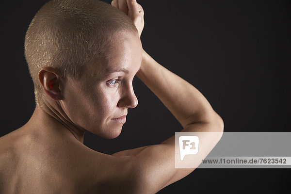 Profil der Frau mit rasiertem Kopf
