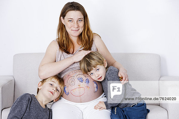 Kinder  die auf eine schwangere Mutter zurückgreifen