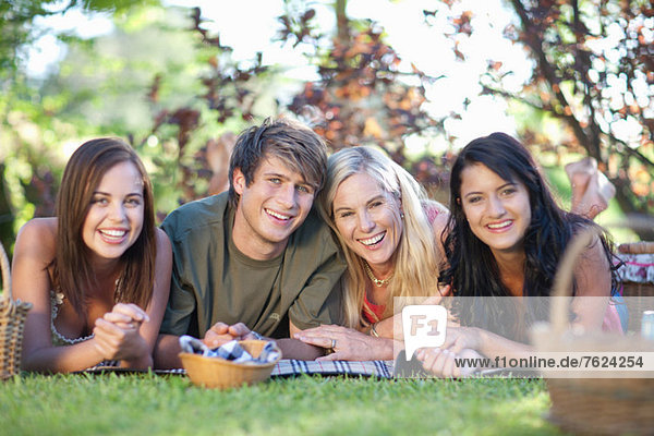 Familie beim gemeinsamen Picknick