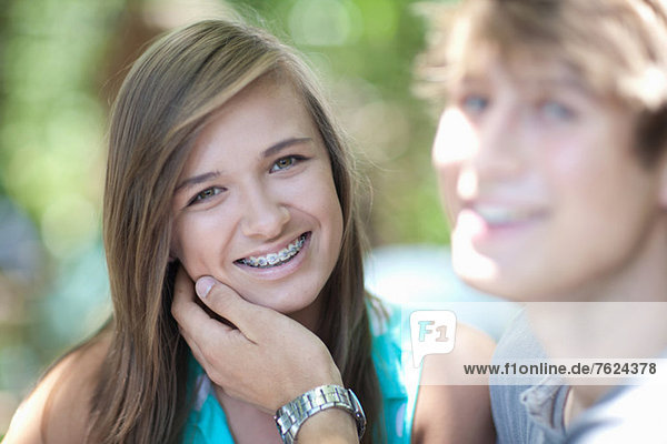 Teenager Mädchen lächelnd mit Freund