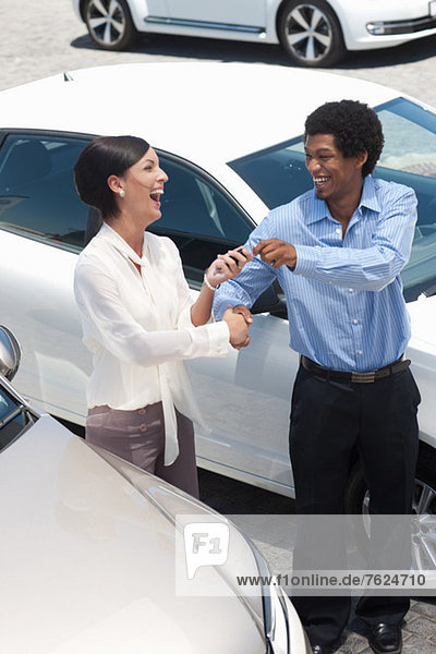 Frau kauft neues Auto vom Verkäufer