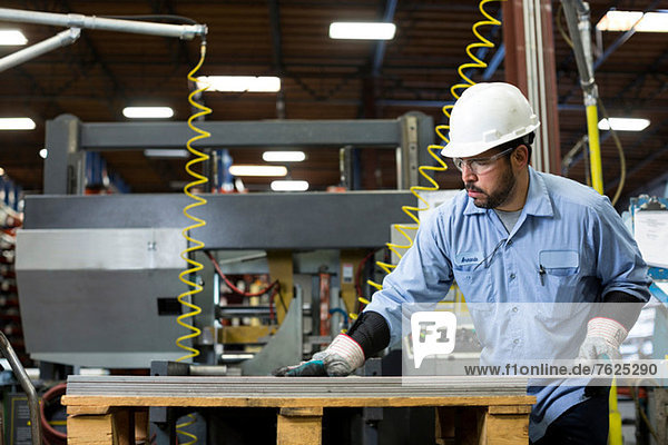 Arbeiter untersucht Produkt im Metallwerk