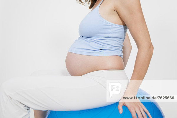 Schwangere auf dem Gymnastikball