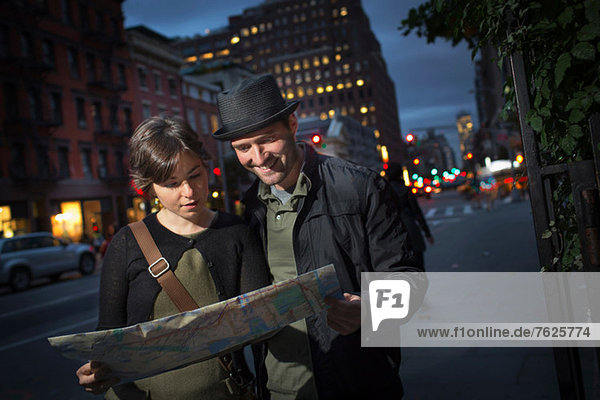 Paar Lesung Stadtplan bei Nacht