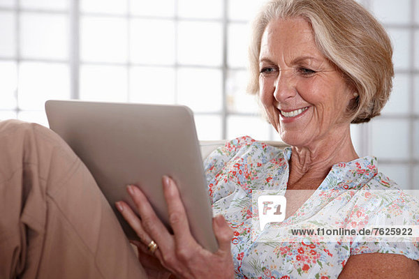 Ältere Frau mit Tablet-Computer