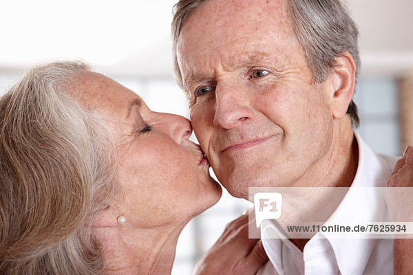 Ältere Frau küssend Ehemann