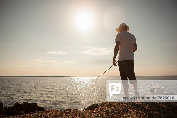 Mann beim Fischen im stillen Ozean