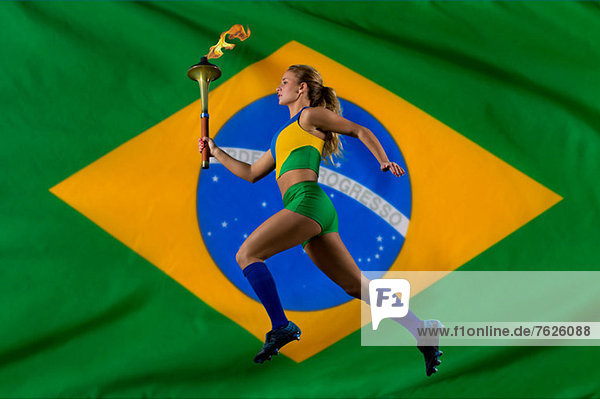 Brasilianischer Läufer mit olympischer Fackel
