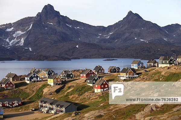 Berg Landschaft Stadt Hintergrund Ansicht Tasiilaq Grönland