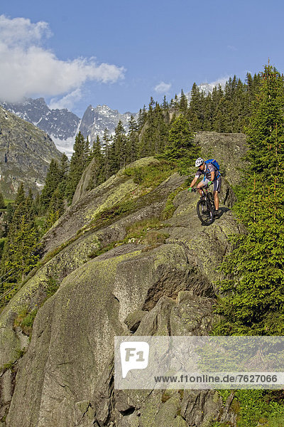 Mountainbiker in den Alpen  Andermatt  Schweiz
