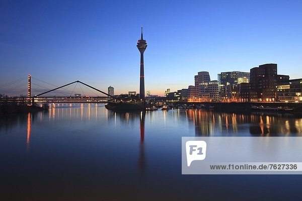 Medienhafen mit Rheinturm am Abend  Düsseldorf  Nordrhein-Westfalen  Deutschland