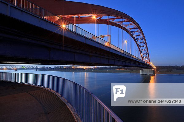 Brücke der Solidarität am Abend  Duisburg  Nordrhein-Westfalen  Deutschland