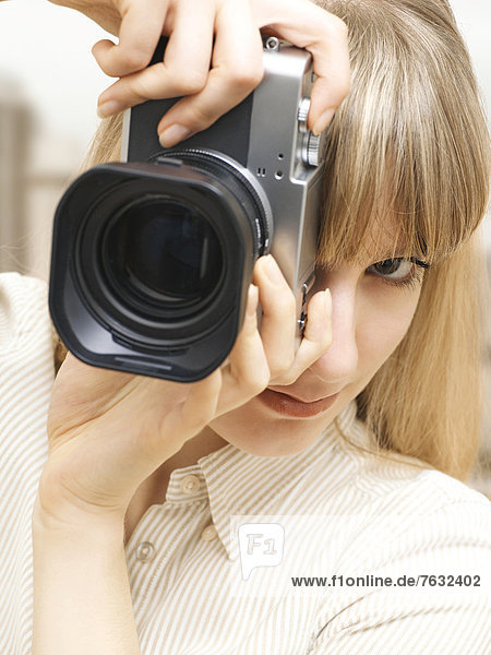 Frau mit Kamera fotografiert