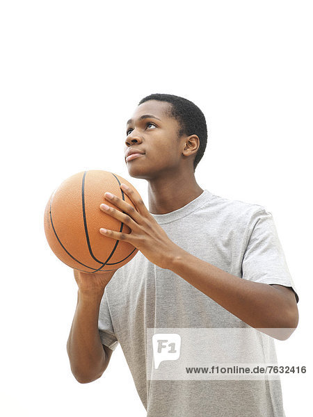 Junger Mann  spielt Basketball