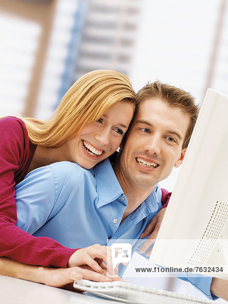 Junges Paar am Computer