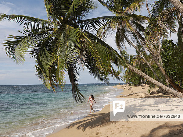 Frau  45  geht einsamen Strand entlang  Punta Uva  Puerto Viejo de Talamanca  Costa Rica  Zentralamerika