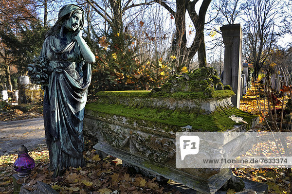 nebeneinander neben Seite an Seite Europa Statue Laub Steinschlag Moos Bayern Deutschland München Sarkophag