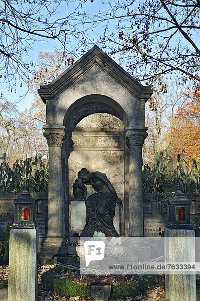 Familiengrab mit Frauenfigur auf dem Ostfriedhof  München  Bayern  Deutschland  Europa