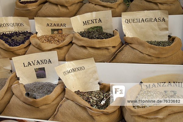 Kleine Säcke mit Teesorten an einem Marktstand  Granada  Andalusien  Spanien  Europa  ÖffentlicherGrund
