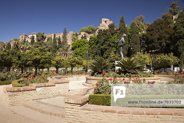 Gartenanlage Jardines de Pedro Luis Alonso  hinten die Festung Alcazaba  M·laga  Andalusien  Spanien  Europa  ÖffentlicherGrund