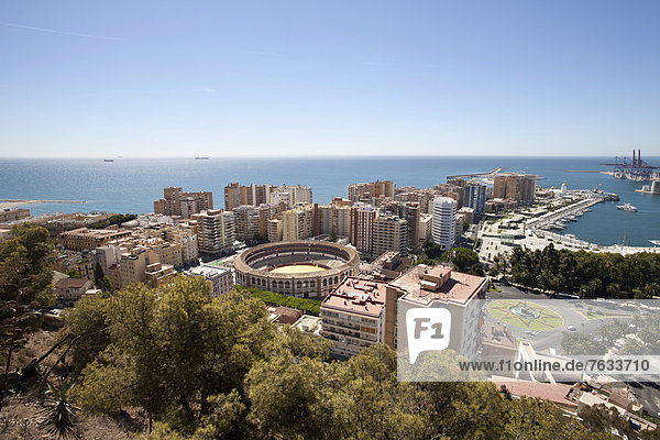 Ausblick von Monte de Gibralfaro auf den Hafen Marina und die Stierkampfarena  M·laga  Andalusien  Spanien  Europa  ÖffentlicherGrund