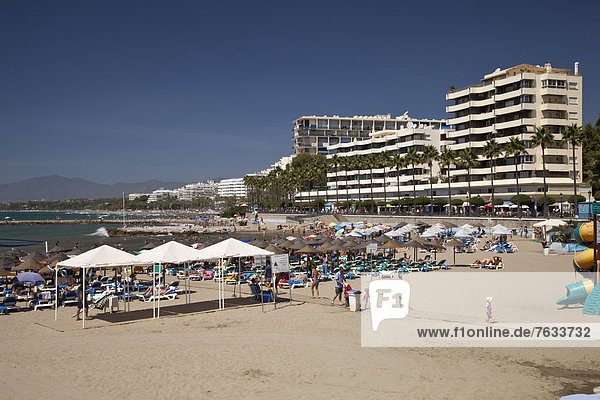 Belebter Sandstrand  Marbella  Costa del Sol  Andalusien  Spanien  Europa  ÖffentlicherGrund