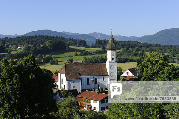 Bad Bayersoien mit Pfarrkirche St. Georg Pfaffenwinkel Oberbayern Bayern Deutschland Europa ÖffentlicherGrund