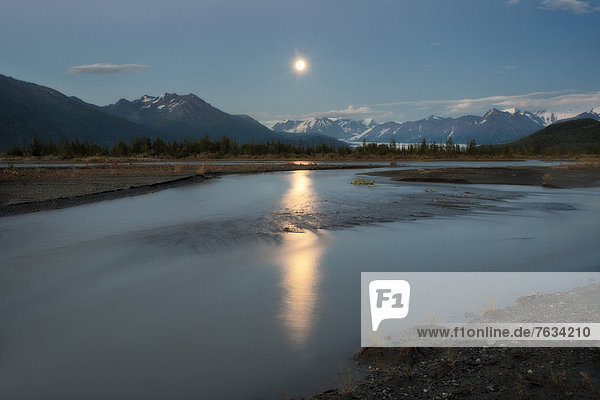 Der Mond über dem Fluss Knik  Alaska