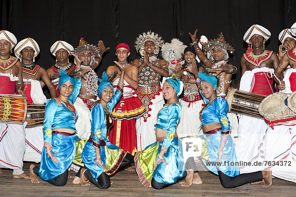 Tänzer im traditionellen Gewand  Kandy Dancers