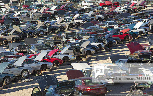 Autos auf einem Schrottplatz Alexandria Louisiana USA